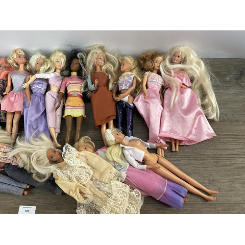 501 - A collection of vintage and modern dolls to include Sindy, 1966 Mattel Barbie etc.