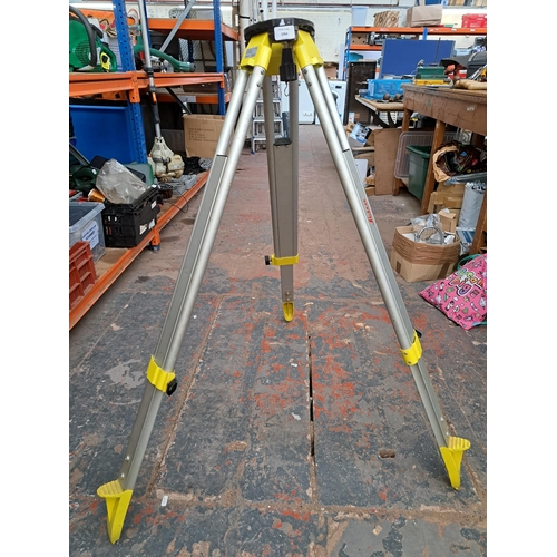 1064 - A Leica CTP103 aluminium instrument tripod with hook for plumb bob, ideal for levels, lasers and con... 