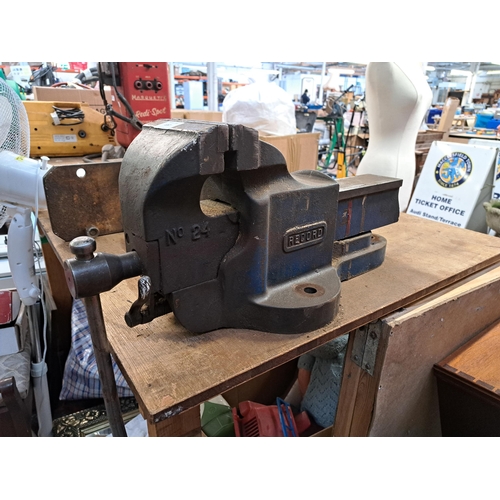 1067 - A vintage Record No.24 bench vice