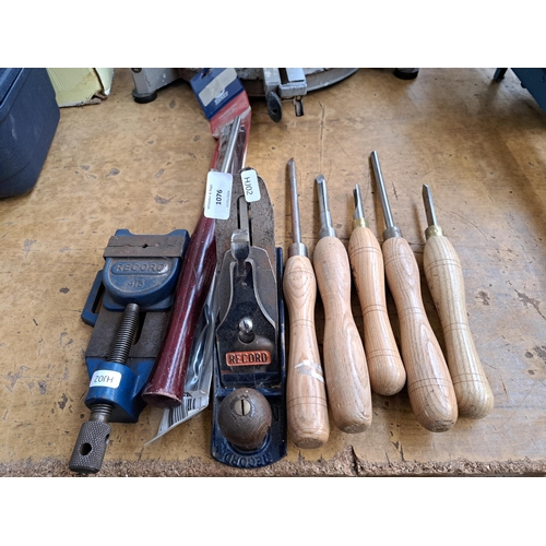 1076 - A collection of wood working tools to include Record no. 04 plane, turning tools etc.