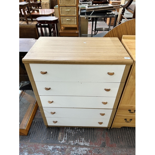 116 - A modern oak effect and white laminate chest of drawers - approx. 100cm high x 79cm wide 47cm deep