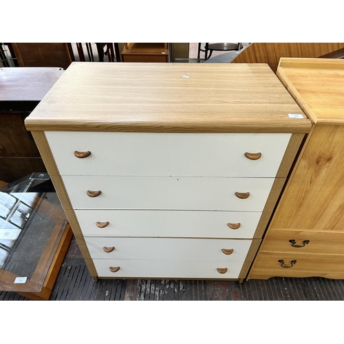 116 - A modern oak effect and white laminate chest of drawers - approx. 100cm high x 79cm wide 47cm deep