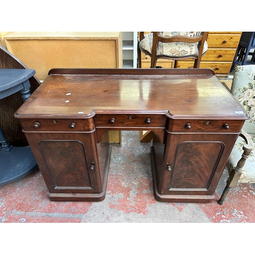 132 - A Victorian mahogany pedestal desk - approx. 80cm high x 121cm wide x 56cm deep