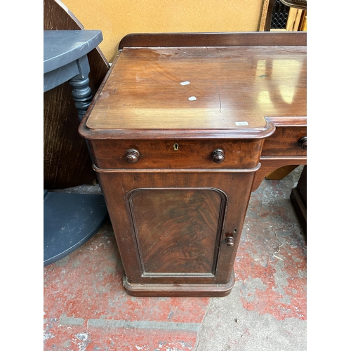 132 - A Victorian mahogany pedestal desk - approx. 80cm high x 121cm wide x 56cm deep