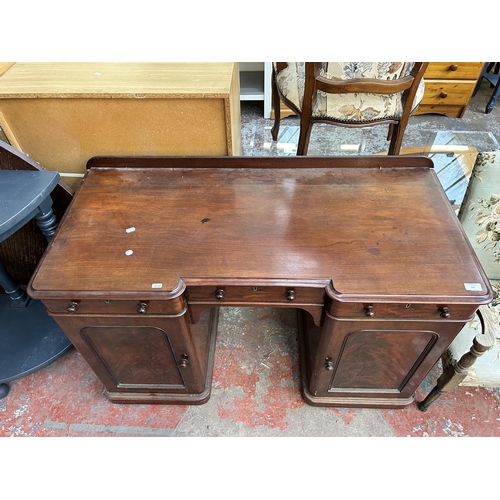 132 - A Victorian mahogany pedestal desk - approx. 80cm high x 121cm wide x 56cm deep