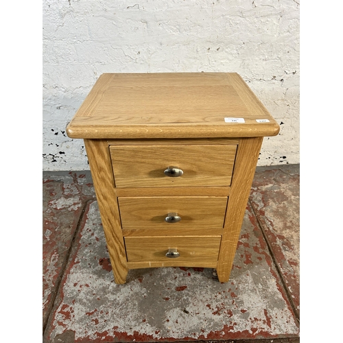 135 - A modern oak bedside chest of drawers - approx. 59cm high x 43cm wide x 35cm deep