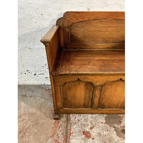 136 - A mid 20th century oak panelled storage bench - approx. 61cm high x 91cm wide x 3cm deep