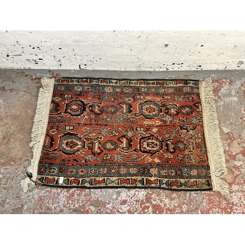 142 - A Persian hand knotted rug - approx. 107cm x 76cm