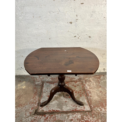 193 - A George III mahogany tilt top tripod pedestal occasional table - approx. 107cm high when tilted x 8... 