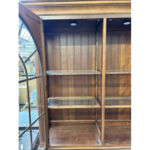 45 - An Ethan Allen American Classics display cabinet - approx. 210cm high x 136cm wide x 41cm deep