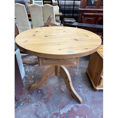 71 - A modern solid pine circular pedestal dining table