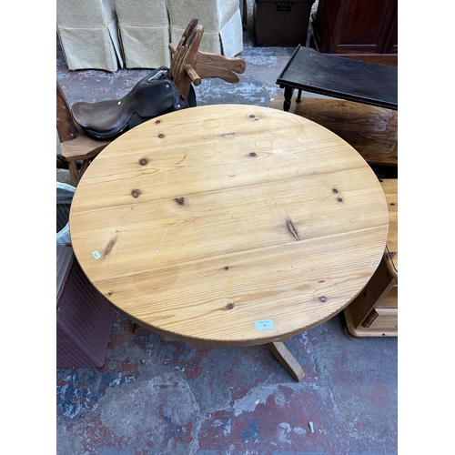 71 - A modern solid pine circular pedestal dining table