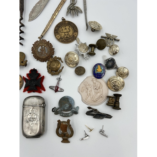 2354 - A collection of items to include WWI War medal presented to 22197 Pte. H. Woodstock R.A.M.C., white ... 