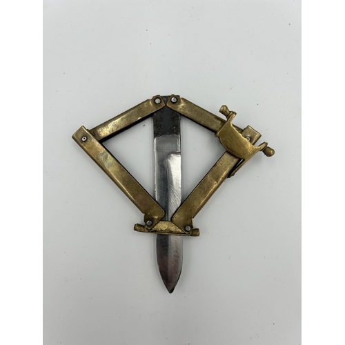 2371 - A WWII German paratrooper's folding knife