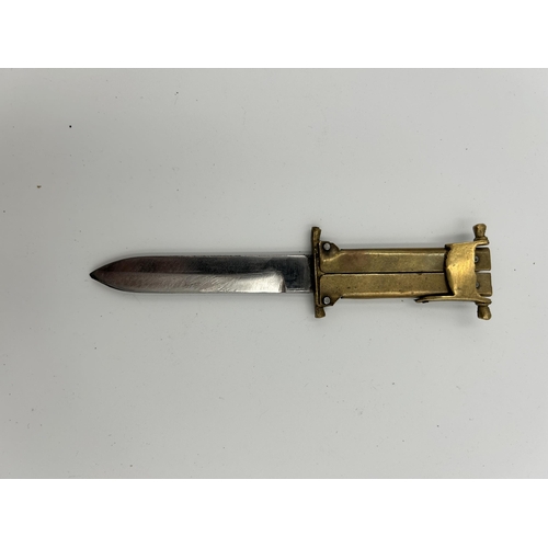 2371 - A WWII German paratrooper's folding knife