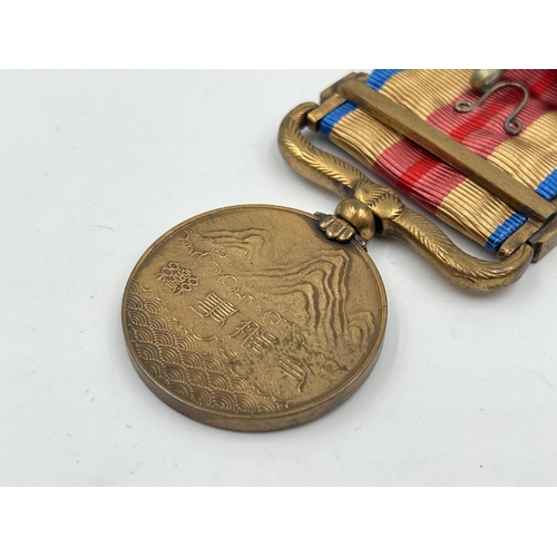 2043 - A boxed 1937-1945 China Incident War medal