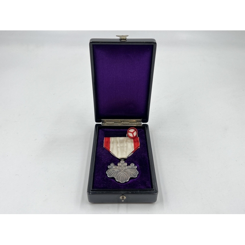 2047 - A boxed Japanese Order of the Rising Sun 8th class silver medal