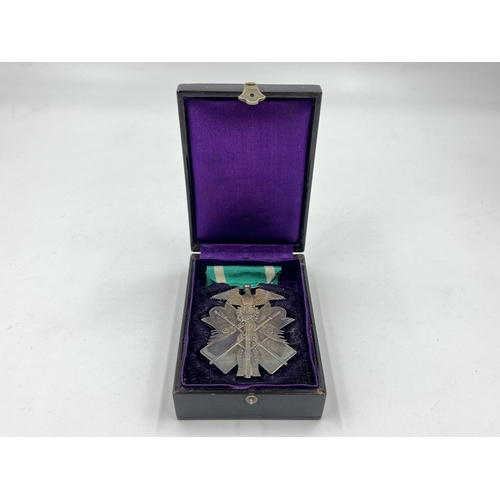 2053 - A boxed WWI Japanese Order of The Golden Kite 7th Class medal