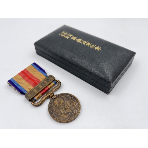 2055 - A boxed 1937-1945 China Incident War medal