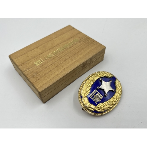 2060 - A boxed Tokyo Security Service Association badge