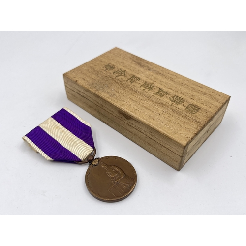 2067 - A boxed Japanese 1920 Census medal