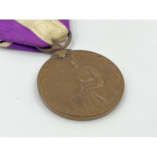 2071 - A boxed Japanese 1920 Census medal