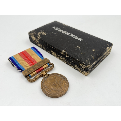 2073 - A boxed 1937-1945 China Incident War medal