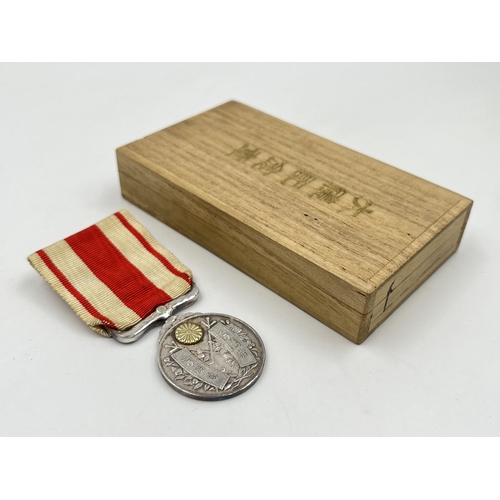 2074 - A boxed Japanese 1915 Taisho Enthronement commemorative medal