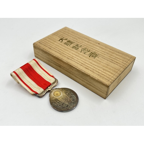 2075 - A boxed Japanese 1915 Taisho Enthronement commemorative medal