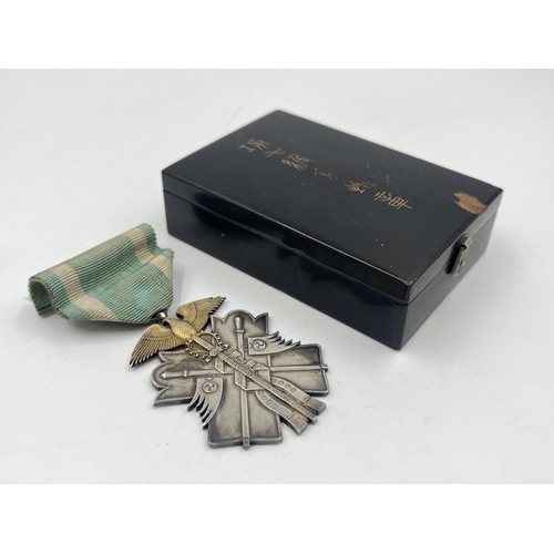 2076 - A boxed WWI Japanese Order of The Golden Kite 7th Class medal