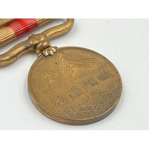 2077 - A boxed 1937-1945 China Incident War medal