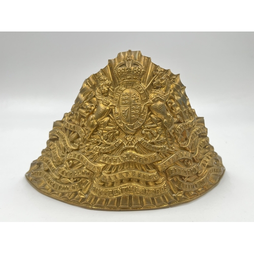 2096 - A 16th Queen's Lancers cap plate