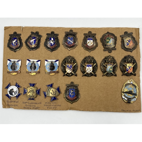 2125 - Nineteen USSR military badges