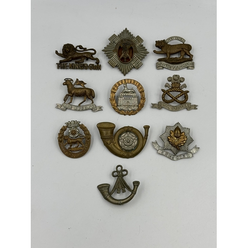 2136 - Ten military cap badges