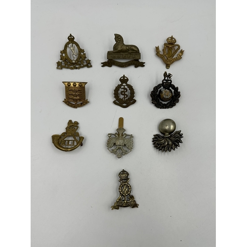 2152 - A collection of military cap badges