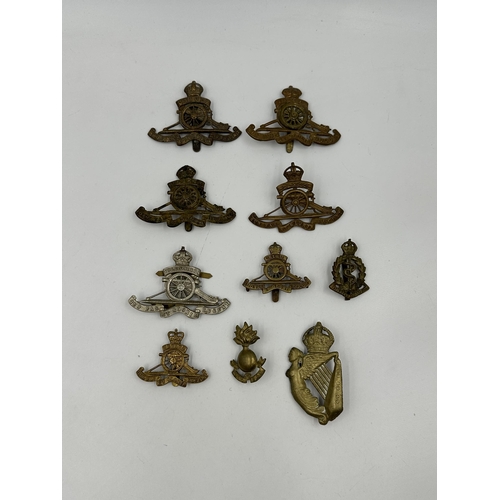 2154 - A collection of military cap badges