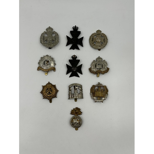 2172 - A collection of military cap badges