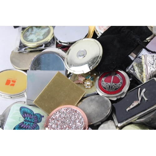 442 - A collection of assorted compact mirrors