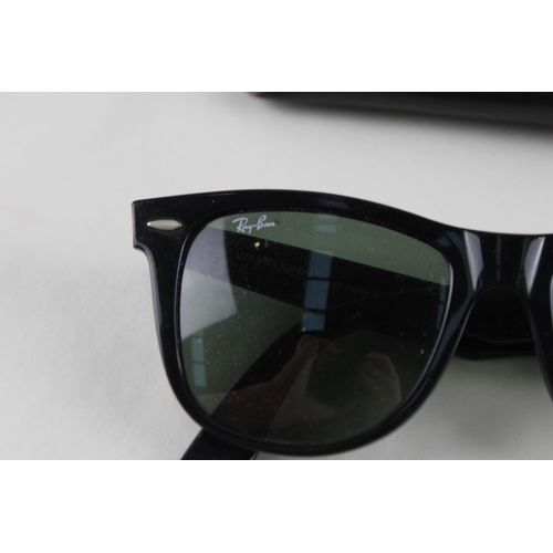 449 - A pair of cased Ray-Ban Wayfarer sunglasses