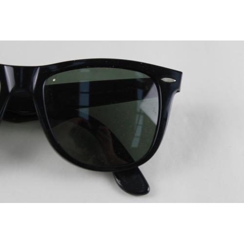 449 - A pair of cased Ray-Ban Wayfarer sunglasses