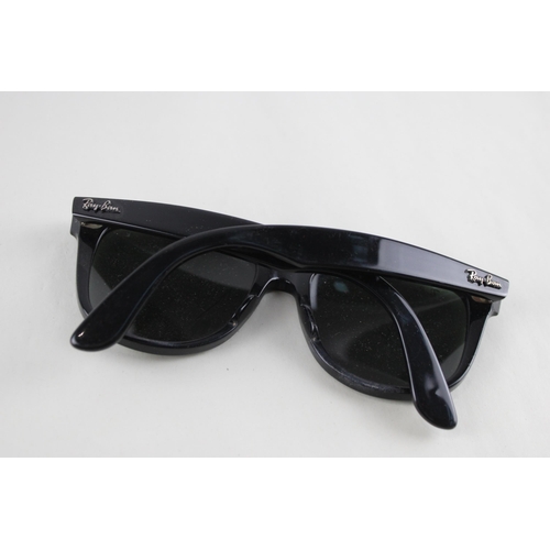 449 - A pair of cased Ray-Ban Wayfarer sunglasses