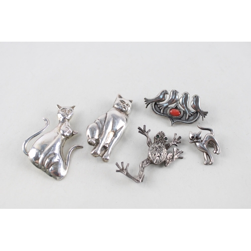 2040 - Five silver animal design brooches - approx. gross weight 31g