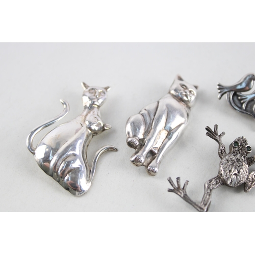 2040 - Five silver animal design brooches - approx. gross weight 31g