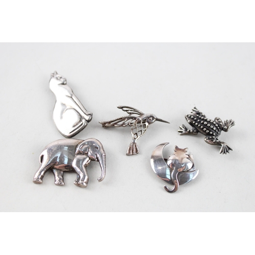 2041 - Five silver animal design brooches - approx. gross weight 30g