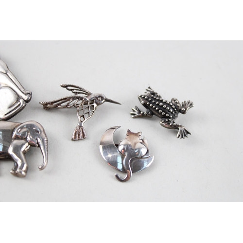 2041 - Five silver animal design brooches - approx. gross weight 30g