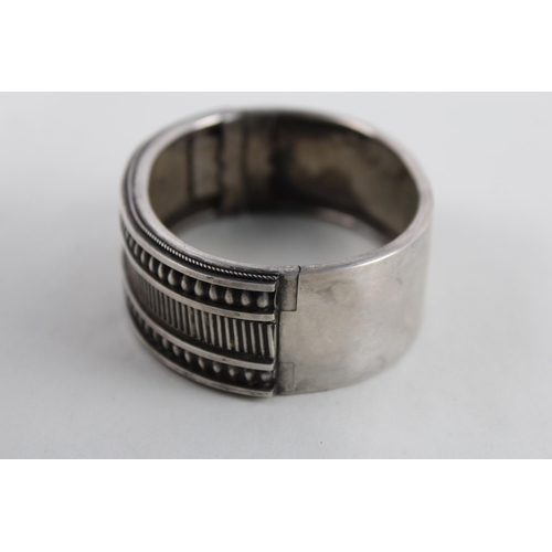 2050 - A Victorian silver bangle - approx. gross weight 51g