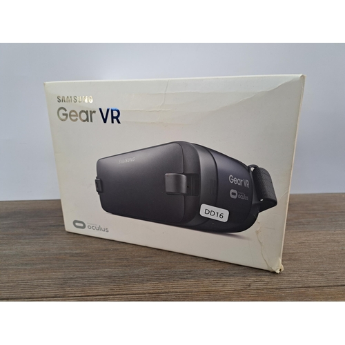 600 - A collection of technology related items to include boxed Samsung Gear VR, Lazy Arm tablet holder, d... 