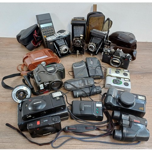 532 - A collection of items to include cased 1950s Zeiss Ikon Nettar II 517-16 horizontal folding camera f... 