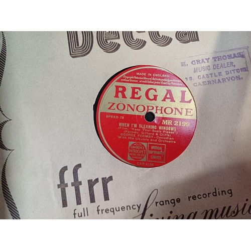 625 - A large collection of shellac records to include Frank Sinatra, George Formby, Ethel Merman etc. tog... 