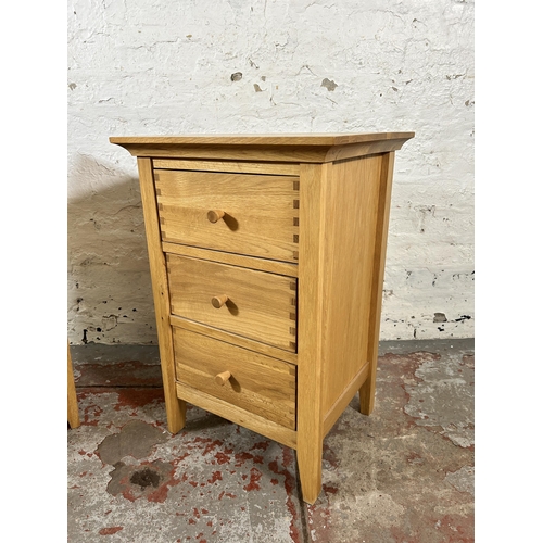 10 - A pair of Willis & Gambier oak bedside chests of drawers